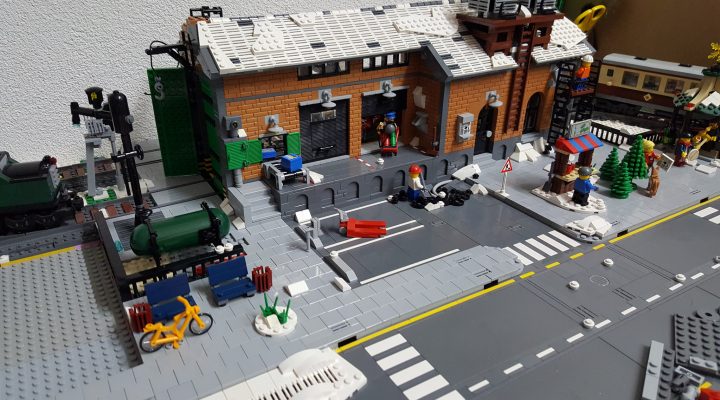 LEGO Train shed by Jorgen Rubingh